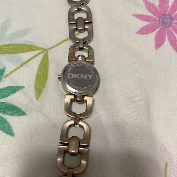 DKNY - Picture 4 of 4